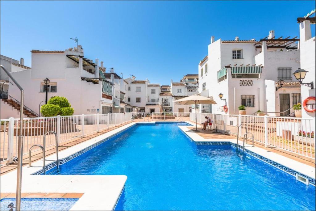 Apartamento Primera Linea De Playa Манилва Экстерьер фото
