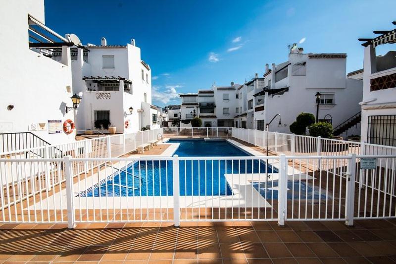 Apartamento Primera Linea De Playa Манилва Экстерьер фото